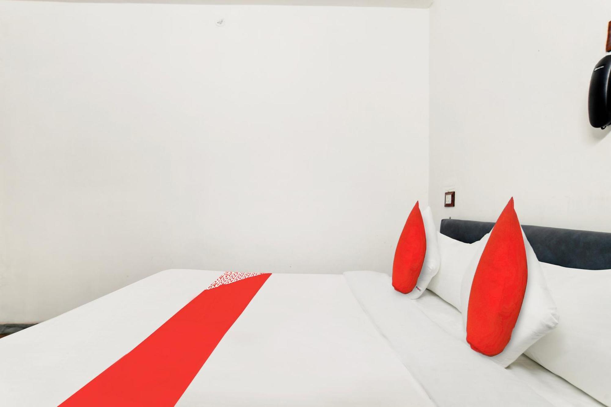 אינדורה Oyo Flagship Hotel Shree United מראה חיצוני תמונה