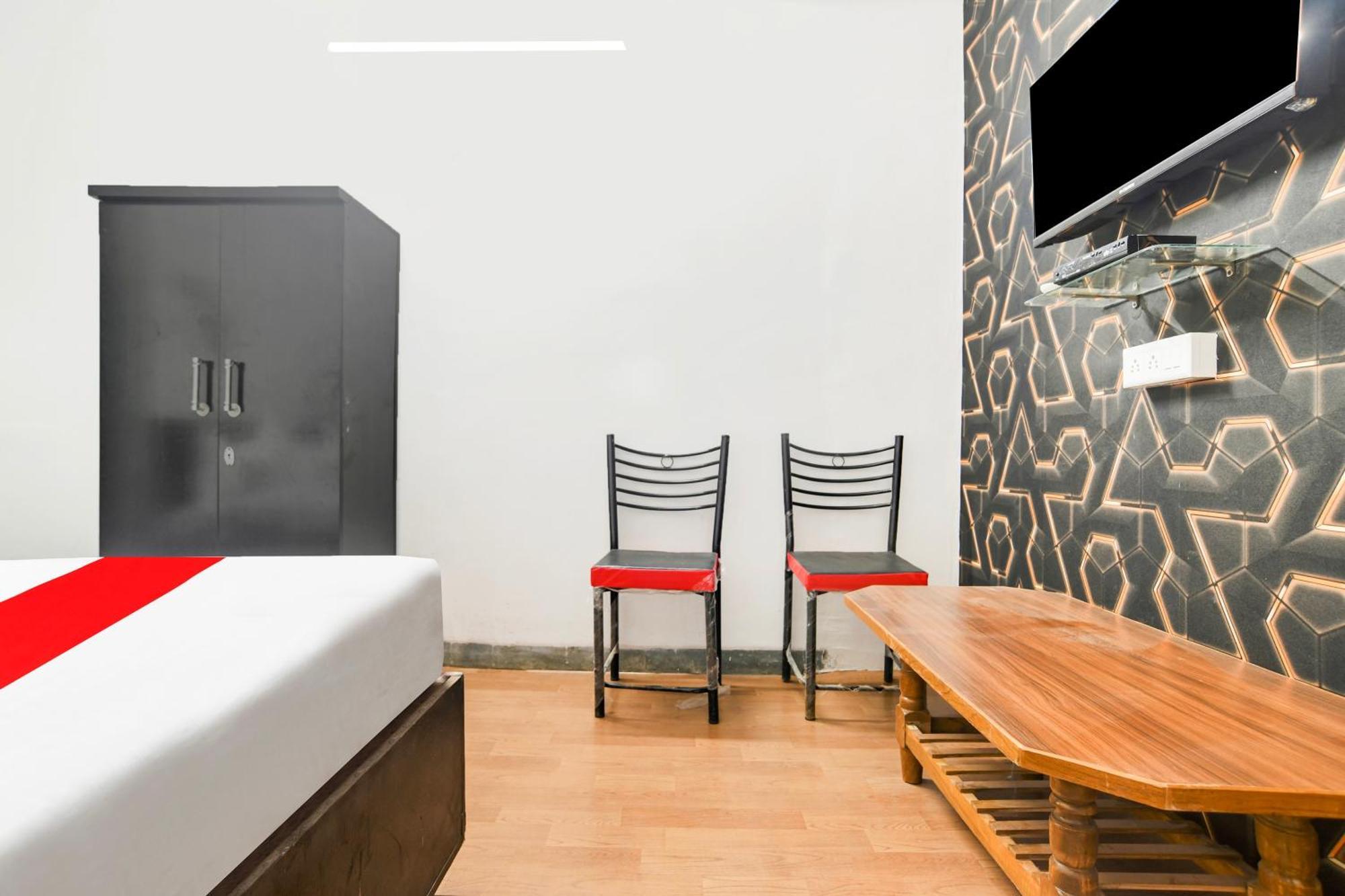 אינדורה Oyo Flagship Hotel Shree United מראה חיצוני תמונה